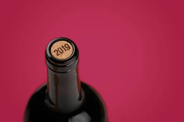 Feche Uma Garrafa Completa Vinho Tinto Com Cortiça Sobre Fundo — Fotografia de Stock