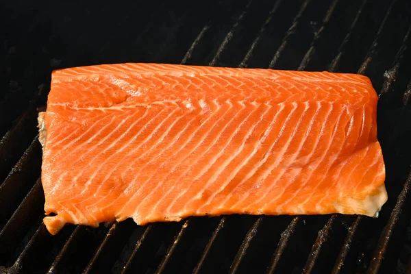 Close Searing Smoking Salmon Fish Fillet Open Fire Outdoor Grill — Stock Photo, Image