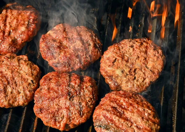 Zblízka Pečení Kouření Hovězí Nebo Vepřové Maso Grilování Hamburgery Pro — Stock fotografie