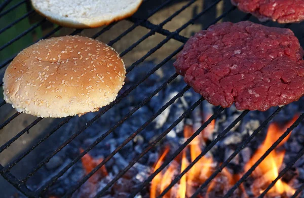Ham Sığır Eti Burger Susam Çörek Duman Alev Yüksek Açılı — Stok fotoğraf