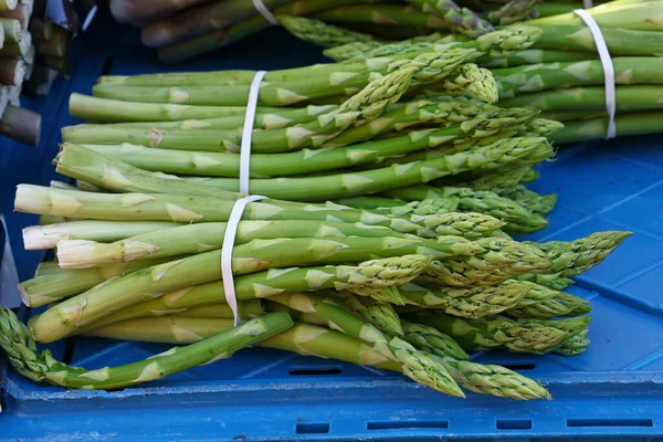 Bunch Fresh Green Asparagus Shoots Retail Market Display Close High — Stock Photo, Image