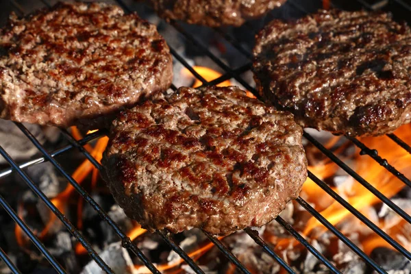 牛や豚の肉を閉じますバーベキューハンバーガーのためのバーベキューグリルBbq火グリルで調理 角度の高いビュー — ストック写真