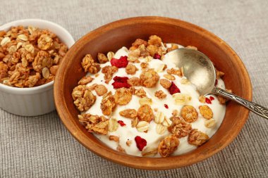 Müsli granola kahvaltısını yoğurt, meyve ve böğürtlen ve yüksek açılı manzarayla kapat.