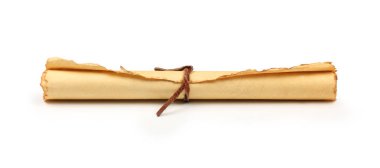 Beyaz arkaplanda izole edilmiş eski antika kahverengi kağıt parşömenlerden birini kapat