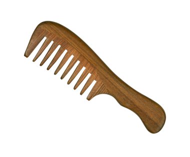 Bir geleneksel kahverengi doğal ahşap saç tarağı, sürdürülebilir yaşam tarzı güzellik aksesuarı, beyaz arka planda izole edilmiş.