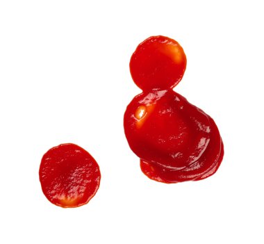 Kırmızı ketçap domates sosunun ıslak lekesini kapatın. Beyaz arka planda izole edilmiş, üst manzara, tam üstte.