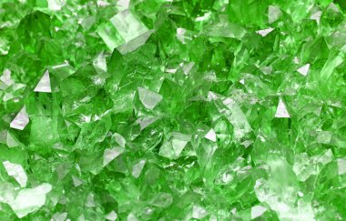 Zümrüt yeşil kuvars mineral kristalleri kümesi (kimyasal bileşim SiO2) arka plan dokusunu kapatın, yüksek açı görünümü
