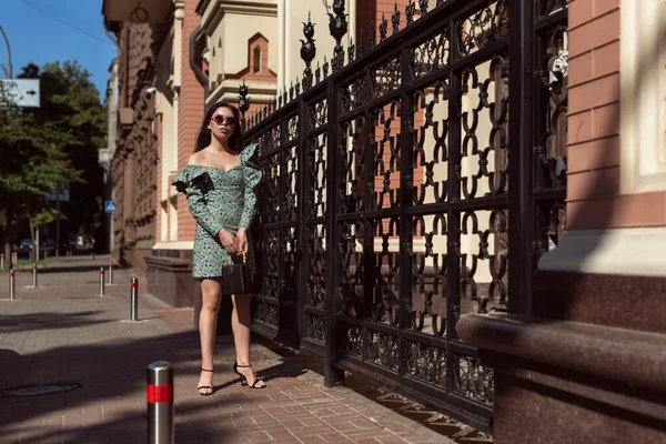 Yaz Şehrinde Yürüyen Genç Bir Kadın — Stok fotoğraf