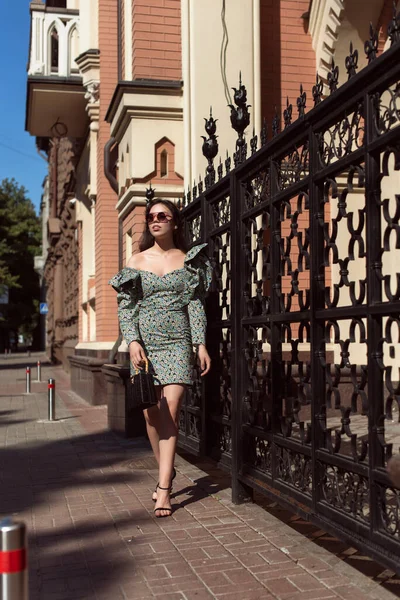 Mujer Joven Caminando Ciudad Verano —  Fotos de Stock