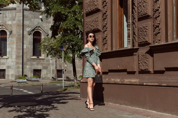 Mladá Žena Kráčí Letním Městě — Stock fotografie