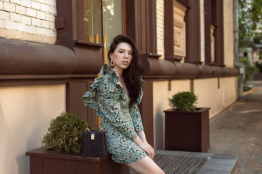 Yaz şehrinde yürüyen genç bir kadın