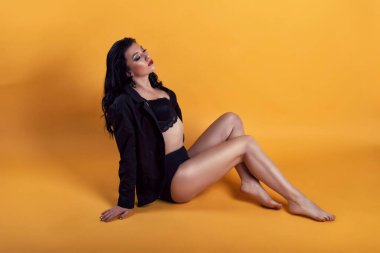 Esmer bir kızın stüdyo fotoğrafı.