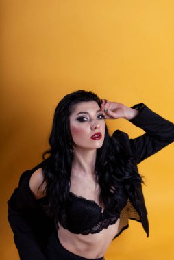 Esmer bir kızın stüdyo fotoğrafı.