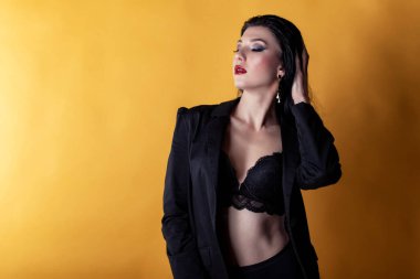 Esmer bir kızın stüdyo fotoğrafı.