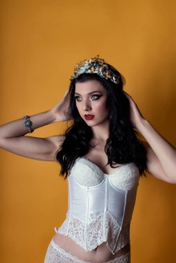 Esmer bir kızın stüdyo fotoğrafı.