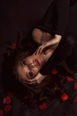 Stüdyoda çilli bir kız.