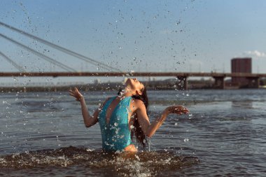 Yaz plajında olgun bir kadın.