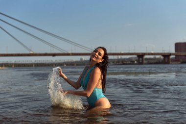 Yaz plajında olgun bir kadın.