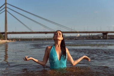 Yaz plajında olgun bir kadın.