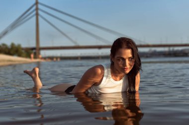 Yaz plajında olgun bir kadın.