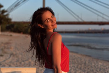 Yaz plajında olgun bir kadın.