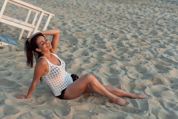 夏のビーチで熟女 — ストック写真