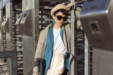 Sonbahar şehrinde bereli bir esmer.