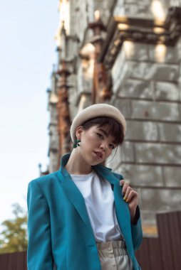 Sonbahar şehrinde bereli bir esmer.