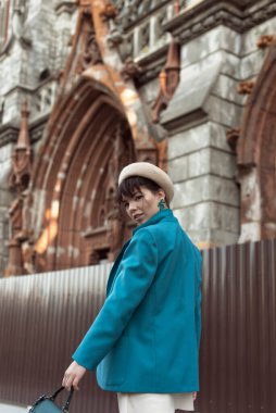 Sonbahar şehrinde bereli bir esmer.