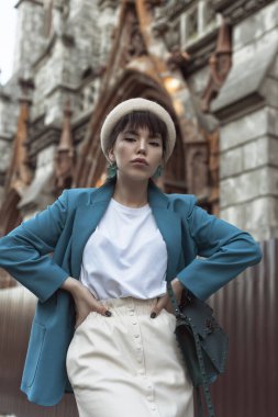 Sonbahar şehrinde bereli bir esmer.