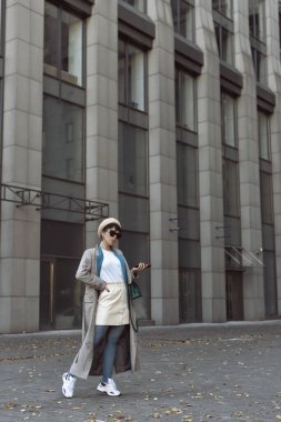 Sonbahar şehrinde bereli bir esmer.