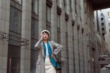 Sonbahar şehrinde bereli bir esmer.