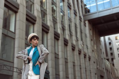 Sonbahar şehrinde bereli bir esmer.