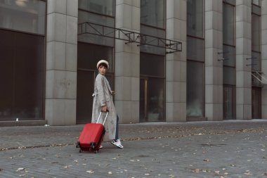 Sonbahar şehrinde bereli bir esmer.