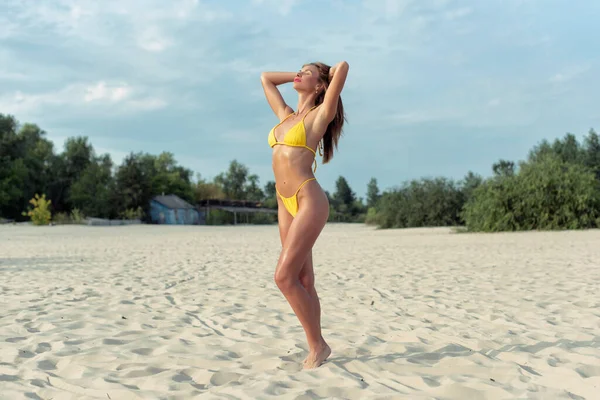 Młoda Kobieta Relaksująca Się Plaży — Zdjęcie stockowe