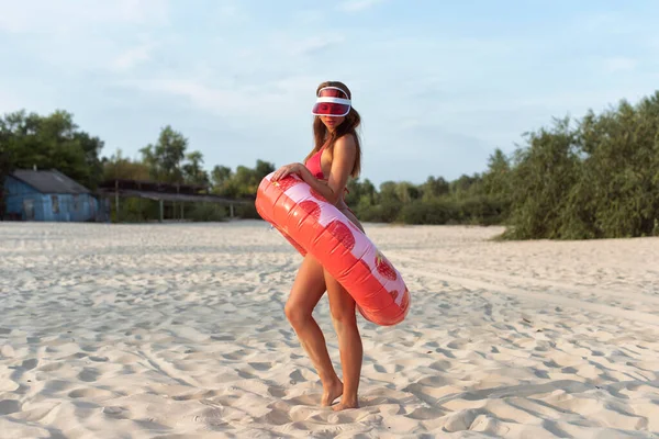 Junge Frau Entspannt Strand — Stockfoto