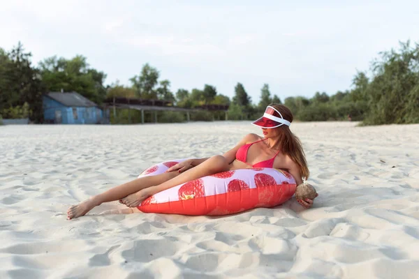Mladá Žena Relaxace Pláži — Stock fotografie