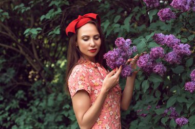 Gece botanik bahçesinde leylak çiçek açtığında