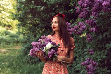 Gece botanik bahçesinde leylak çiçek açtığında