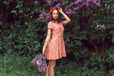 Gece botanik bahçesinde leylak çiçek açtığında