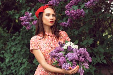 Gece botanik bahçesinde leylak çiçek açtığında