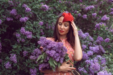 Gece botanik bahçesinde leylak çiçek açtığında