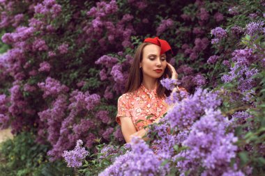 Gece botanik bahçesinde leylak çiçek açtığında