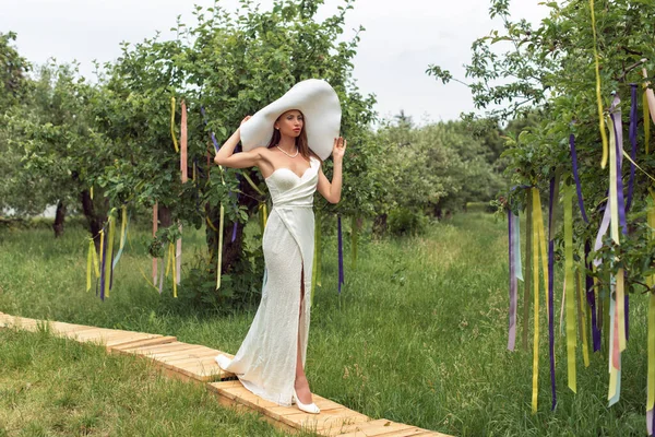 Spaziergang Mit Einer Frau Einem Apfelgarten — Stockfoto