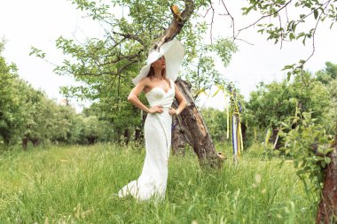 Elma bahçesinde bir kadınla yürü.