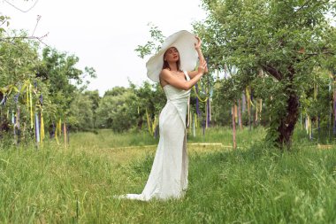 Elma bahçesinde bir kadınla yürü.