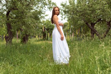 Elma bahçesinde bir kadınla yürü.