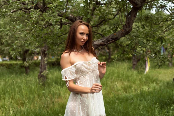 りんご園の女と歩こう — ストック写真