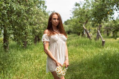 Elma bahçesinde bir kadınla yürü.