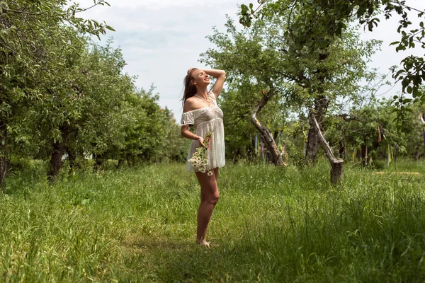 りんご園の女と歩こう — ストック写真